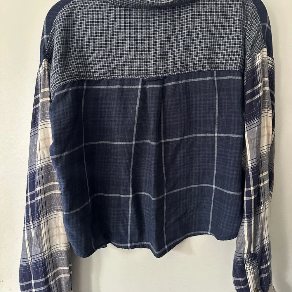 American Eagle Outfitters Cropped Navy Plaid Shirt Size M - Picture 6 of 7